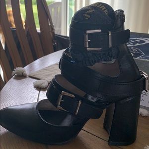 Free bird black Justice shoes